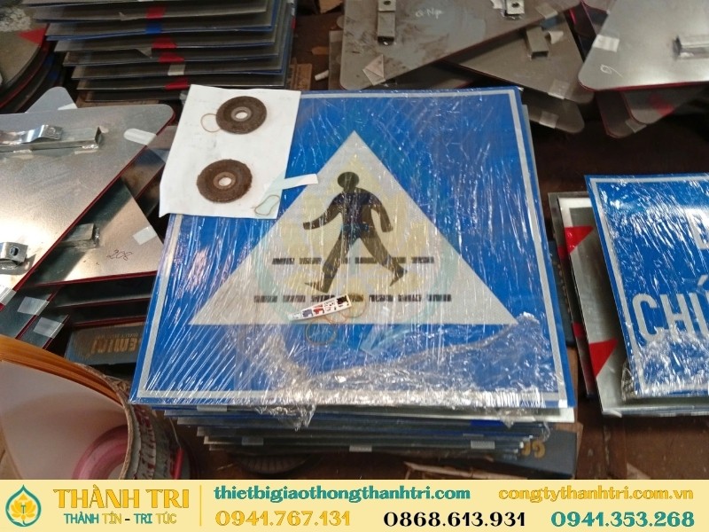 Gia công hoàn thiện biển báo giao thông phản quang tại xưởng