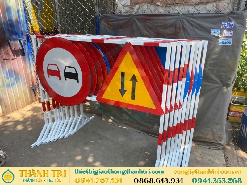 Bộ biển báo giao thông di động có chân được sản xuất tại xưởng Bộ biển báo giao thông di động có chân được sản xuất tại xưởng