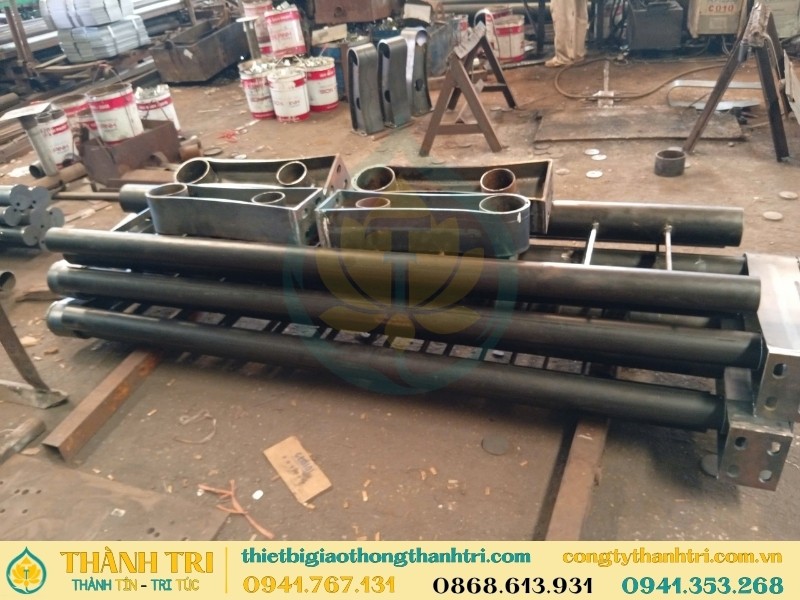 Gia công trụ và thang ngang của lan can cầu tại xưởng trước khi đem mạ kẽm