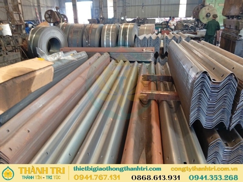 Sản xuất và tập kêt tấm sóng hộ lan tại xưởng trước khi đi mạ kẽm Sản xuất và tập kêt tấm sóng hộ lan tại xưởng trước khi đi mạ kẽm
