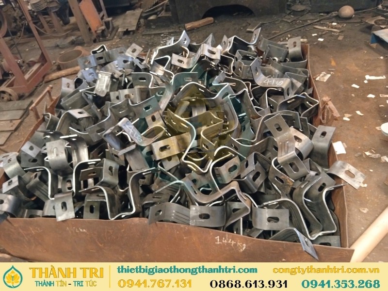 Bản đệm bắt liên kết trụ hộ lan với tấm sóng Bản đệm bắt liên kết trụ hộ lan với tấm sóng
