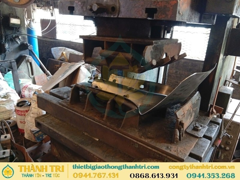 Gia công tấm đầu cuối hộ lan tôn sóng tại xưởng Gia công tấm đầu cuối hộ lan tôn sóng tại xưởng