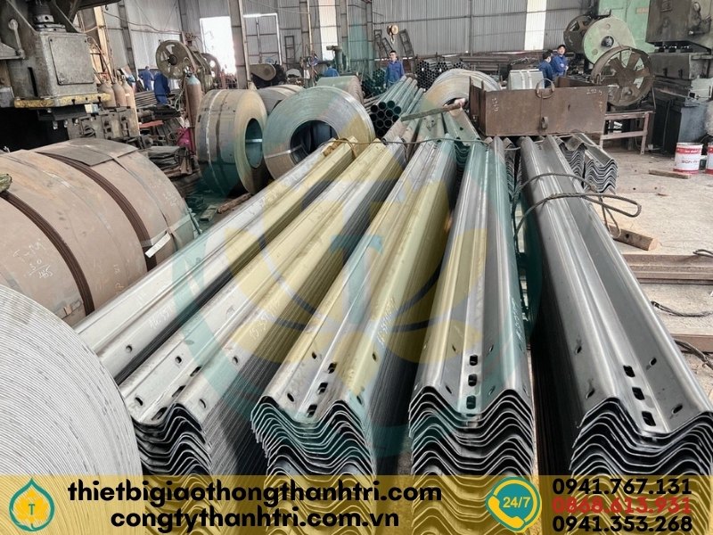 Sản xuất hộ lan tôn sóng tại xưởng Công ty TNHH Thành Tri