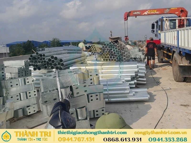 Tập kết và hạ lan can cầu mạ kẽm bằng xe tải cẩu Tập kết và hạ lan can cầu mạ kẽm bằng xe tải cẩu