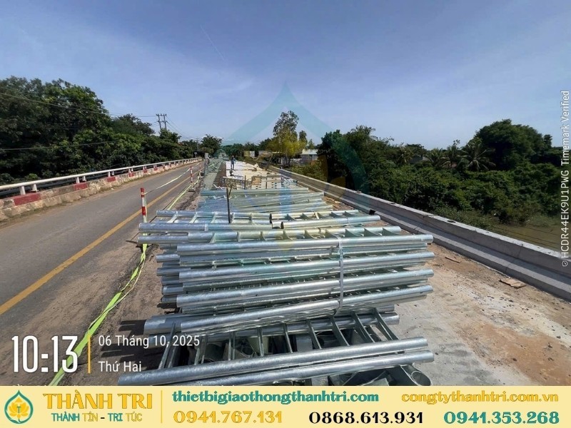 Tập kết vật tư lan can cầu trên mặt cầu Tập kết vật tư lan can cầu trên mặt cầu