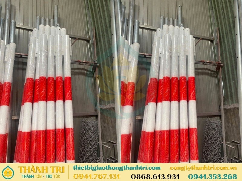 Trụ biển báo sơn trắng đỏ tại xưởng sản xuất Trụ biển báo sơn trắng đỏ tại xưởng sản xuất