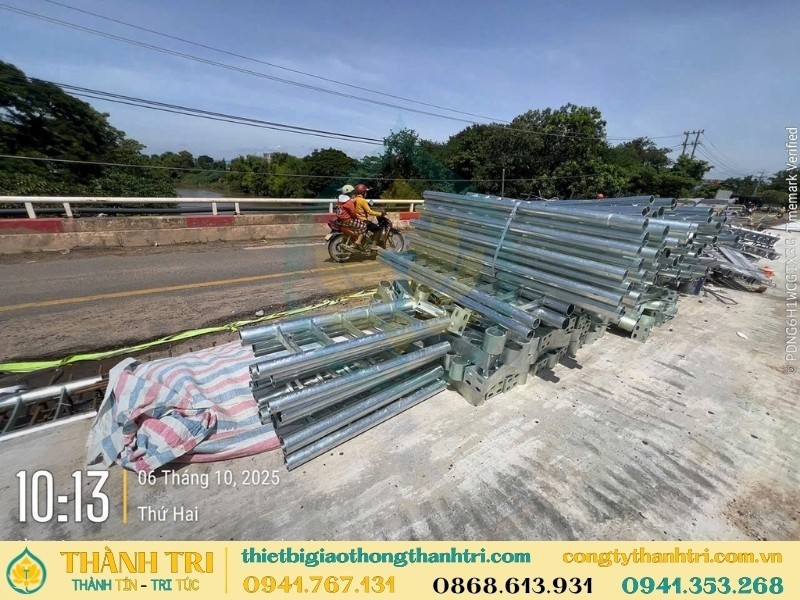 Tập kết vật tư lan can cầu trên mặt cầu Tập kết vật tư lan can cầu trên mặt cầu